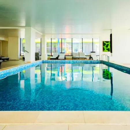 Front - Azizi Pool Piscina Calda *