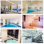Front - Azizi Pool Piscina Calda Lägenhet