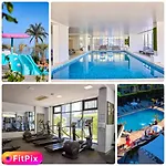 Front - Azizi Pool Piscina Calda Lägenhet