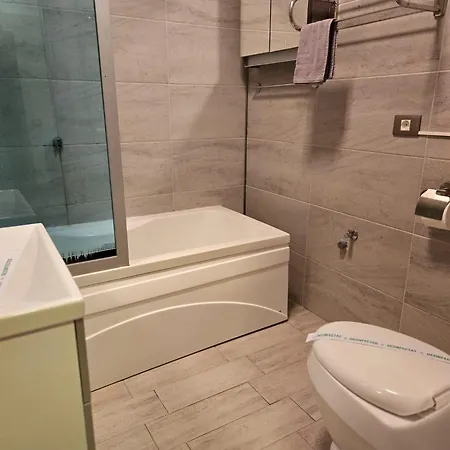 Front - Azizi Pool Piscina Calda Appartamento *